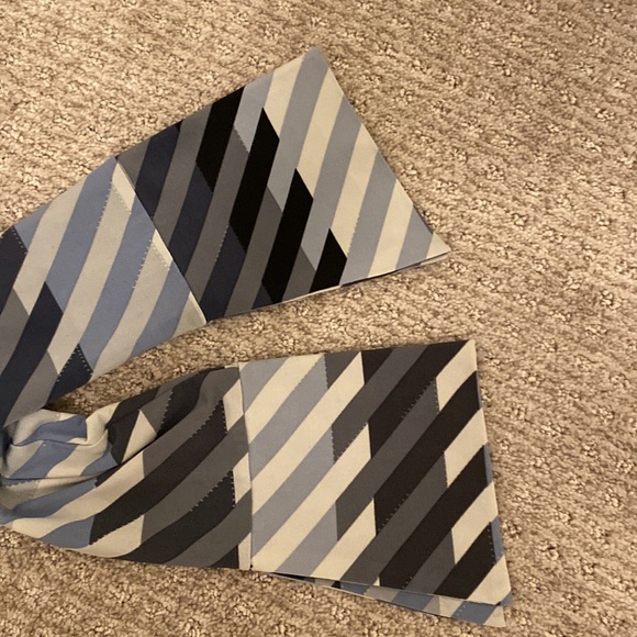 Wrap around BEBE DRESS geometric pattern - Picture 5 of 7